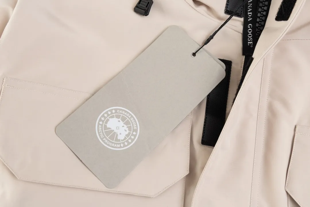 P820 (Top wolf fur version delivery handbag) Canada Goose Canada Goose #Expedition expedition parka classic down jacket ➖ Imported 21-count polyester-cotton blended original fabric [last year’s 16-count/18-count hard fabrics have been completely eliminated, this year all use 21-count genuine synchronous fabrics, the soft mid-band feels delicate and textured], genuine synchronous Feather-Light 10D waterproof coated fabric, made of 84.5% polyester fiber and 15.5% cotton, 100% the best feel in the entire network! ➖ The genuine official website uses the national standard 80 white duck down, and will never be misled by false claims such as 90 down or goose down! ➖ Using the best nylon lining with double double-layer sealing design, velvet-proof No. 7 needle + grid-filled down ready-made garments, there is 100% no so-called velvet running! ➖ The cuffs are designed with thickened seamless threads, and the collar and pockets are lined with top-quality polar fleece to keep you warm and comfortable! ➖ Yoshida YKK provides original custom-made electroplated sliders. YKK two-way lockable zippers are tight and smooth and will not peel off paint! ➖ 3M composite guarantees that the Velcro is the same as the original, durable, and all accessories and hardware are custom-made! ➖ The imported Behringer embroidery machine customizes the 10,000-needle embroidery logo, and 98% of the replicas restore the original logo. ➖ ​​The fur collars are all made of large pieces of Western Canadian blue wolf leather, ensuring that each fur collar is 13-15cm wide!